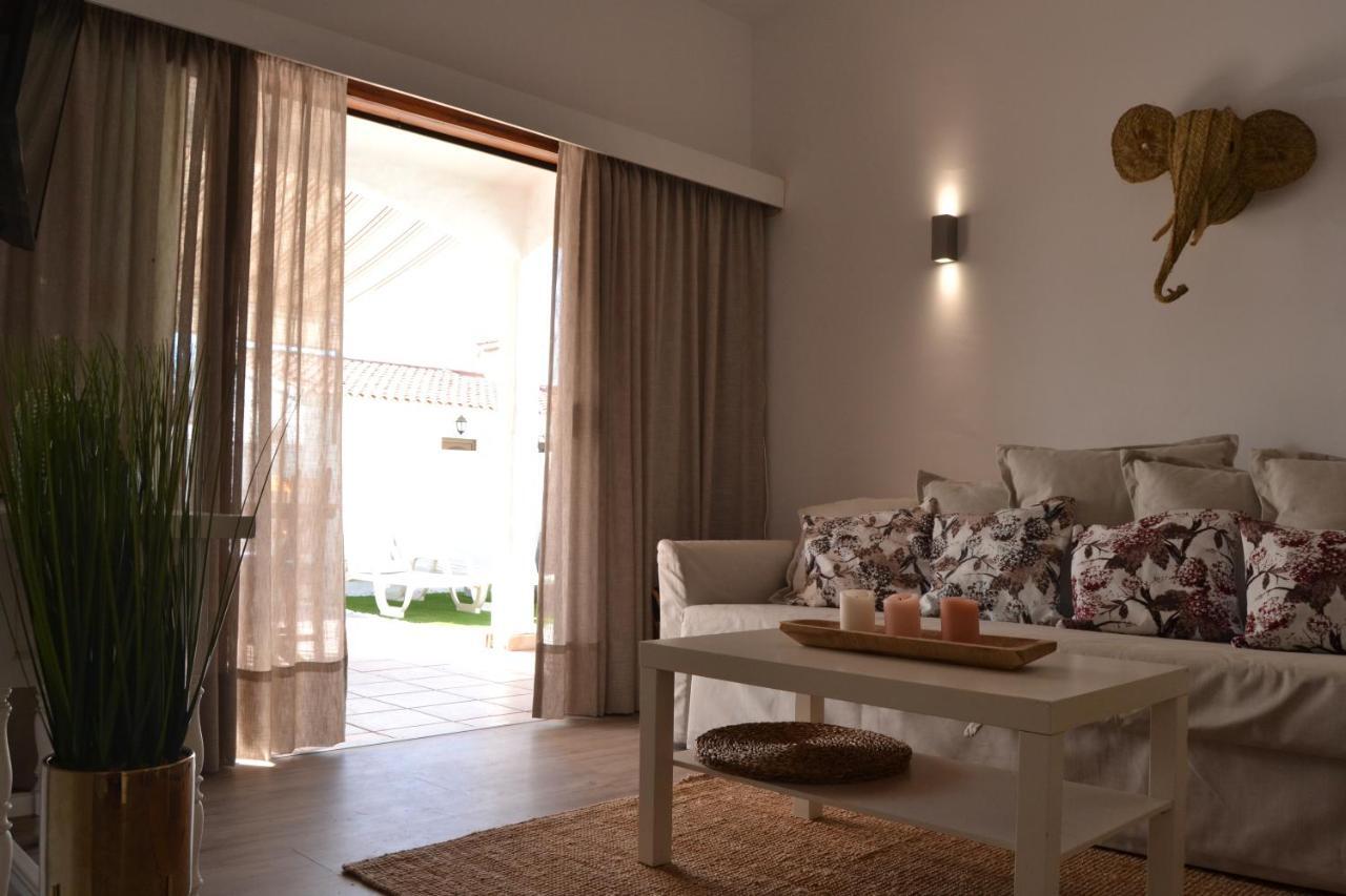 White Exclusive Bungalow. 2 Rooms, Garden & Pool. 마스팔로마스 외부 사진