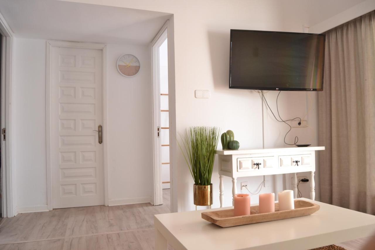 White Exclusive Bungalow. 2 Rooms, Garden & Pool. 마스팔로마스 외부 사진